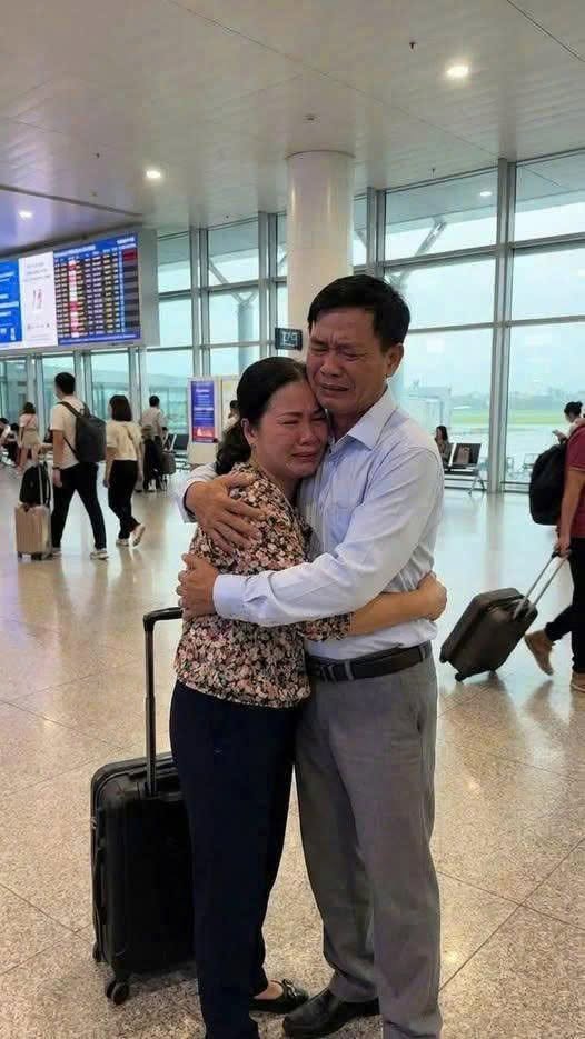 Vợ bán rau vay 300 triệu cho chồng đi XKLĐ, ở nhà ăn cơm với nước mắm để trả n/ợ. Ngày chồng về mang theo 6 tỷ nhưng ch/ê người vợ tần tảo là xấu xí, bẩn thỉu. Anh ta lấy luôn vợ mới, nhưng đúng lúc đám cưới diễn ra thì nhận tin