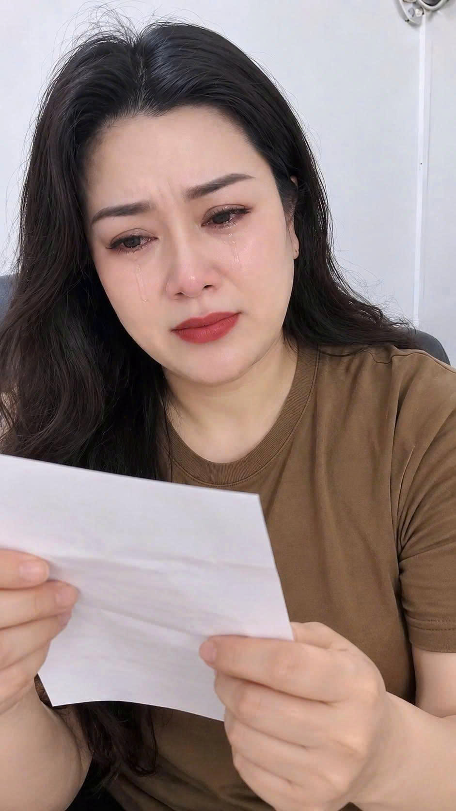 Chị gái mượn em trai 350 triệu để chữa b:ệ:nh, em b:ắt chị viết giấy n:ợ, ai dè khi về nhà mở tờ giấy ra xem, chị sững sờ ch:ế:t lặng…
