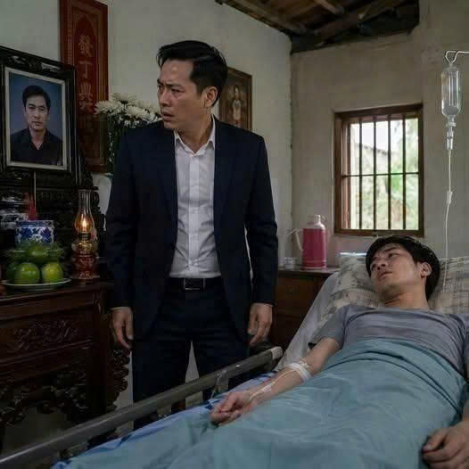 Chủ tịch đến thăm nhà nhân viên bị ốm. Nào ngờ vừa bước vào cửa, nhìn thấy tấm ảnh trên bàn thờ, ông sững người, c//hết lặng vì không dám tin vào mắt mình